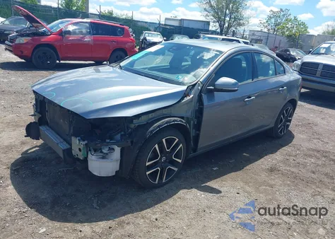 2017 Volvo S60 T5 Dynamic z USA, uszkodzony, nr VIN YV126MFL4H2432746